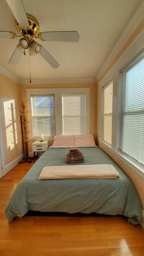 Near Train Station Gorgeous 3-bedroom With Patios Apartamento Boston